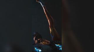 Tracer Just Wants to Show You How Flexible She Is